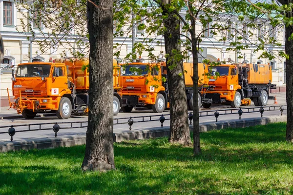 Moskow Rusia Mei 2019 Tiga Truk Penyiram Oranye Besar Dengan — Stok Foto