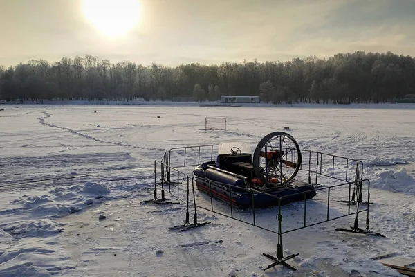 Hovercraft Sauvetage Sur Glace Enneigée Lac Dans Journée Ensoleillée Hiver — Photo