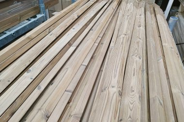 Moskova, Rusya - 17 Ağustos 2019: Bir inşaat malzemesi deposunda planlı inşaat tahtaları yığını