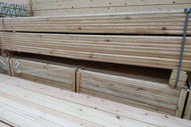 Moskova, Rusya - 17 Ağustos 2019: İnşaat malzemeleri deposunda büyük paletler dolusu ahşap tahtalar