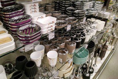 Moskova, Rusya - 17 Ağustos 2019: İnşaat malzemeleri hipermarketinde raftaki çeşitli banyo aksesuarları