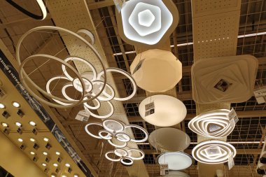 Moskova, Rusya - 17 Ağustos 2019: İnşaat malzemeleri hipermarketinde avize ve lambalar