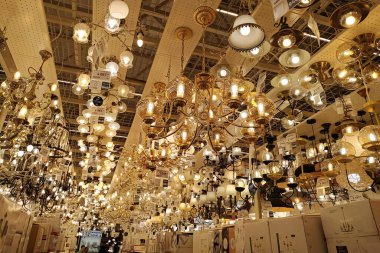 Moskova, Rusya - 17 Ağustos 2019: İnşaat malzemeleri hipermarketinde avize ve lambalar