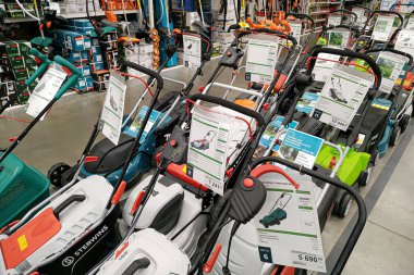 Moskova, Rusya - 17 Ağustos 2019: Bir inşaat malzemeleri hipermarketinde çağdaş petrol ve elektrikli çim biçme makineleri