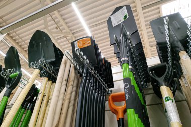 Moskova, Rusya - 17 Ağustos 2019: Bir inşaat malzemeleri mağazasındaki kürsüde çeşitli kürekler