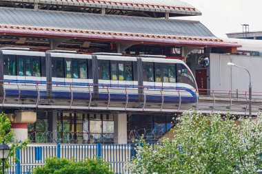 Moskova, Rusya - 12 Mayıs 2019: Güneşli bir günde Telecentre istasyonunda Moskova 'nın tek raylı tren sistemi