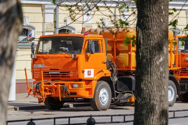 Moskwa Rusia Mei 2019 Truk Penyiram Air Kota Jingga Besar — Stok Foto