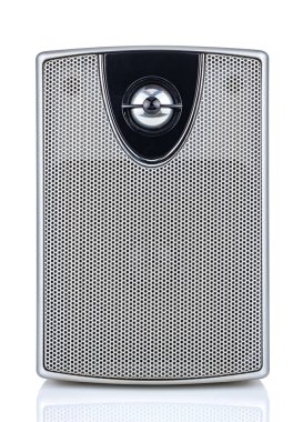 Beyaz arkaplanda izole edilmiş küçük bilgisayar hoparlörünün ön görünümü