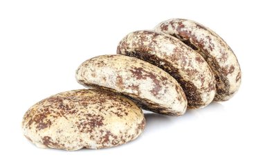 Beyaz arka planda bir sırada dört zencefilli kurabiye var.