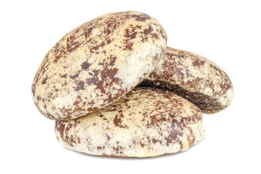 Beyaz arka planda üç zencefilli kurabiye yığını