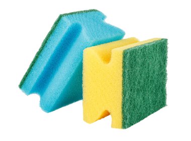 Beyaz arkaplanda izole edilmiş bulaşıklar için süngerler