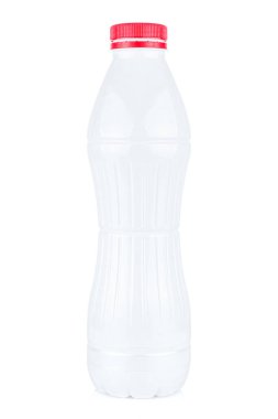 Süt ürünleri için uzun, beyaz arka planda kırmızı başlıklı plastik şişe.