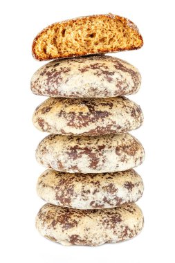 Beş tam ve bir tane de üst üste kırılmış zencefilli kurabiye yığını beyaz arka planda izole edilmiş.