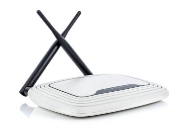 Beyaz arkaplanda izole edilmiş katlanmış antenleri olan beyaz kablosuz kablosuz kablosuz yönlendirici