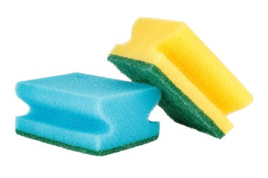 Beyaz arka planda izole edilmiş bulaşık yıkamak için iki sünger.