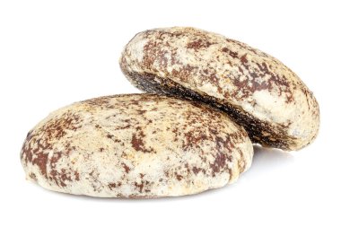 Beyaz arka planda iki tane zencefilli kurabiye izole edilmiş.