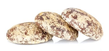 Beyaz arka planda izole edilmiş üç zencefilli kurabiye.