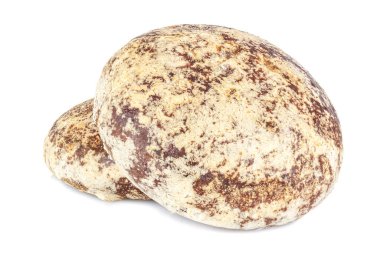 Beyaz arka planda izole edilmiş iki zencefilli kurabiye yatıyor.