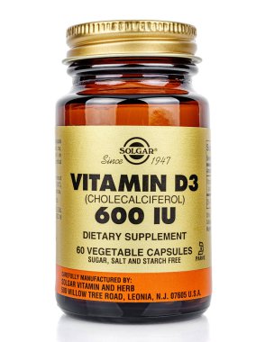 Moskova, Rusya - Mayıs 06, 2020: SOLGAR vitamini D3 kolesistektol 600 IU diyet takviyesi sebze kapsülleri kahverengi şeffaf cam şişe beyaz zemin izole