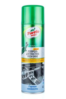 Moskova, Rusya - 22 Temmuz 2020: Plastik FRESH parlatıcısı ve oda spreyi Dağ Tazeliği beyaz arka planda izole edilmiş
