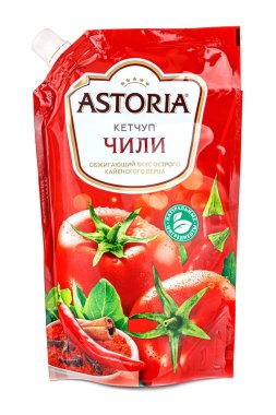 Moskova, Rusya - 28 Temmuz 2020: Beyaz arka planda izole edilmiş yumuşak bir perakende satış paketinde kırmızıbiber aromalı ASTORIA biberli ketçap
