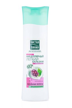 Moskova, Rusya - 22 Temmuz 2020: Beyaz arka planda izole edilmiş yeşil kapaklı beyaz plastik bir şişede uzun saçlı dutlu hafif balsam