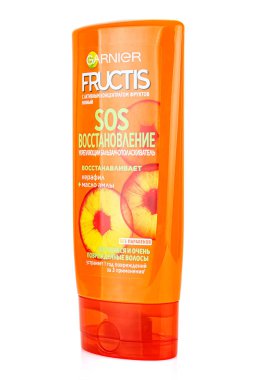 Moskova, Rusya - 22 Temmuz 2020: GARNIER Fructis SOS kurtarma kremi çatlak uçlu amla yağı ve beyaz arka planda izole edilmiş turuncu bir şişedeki çok hasarlı saçlar
