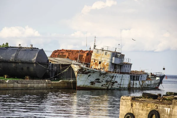 iskelede terk edilmiş gemi
