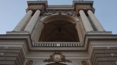 Odessa Opera ve Bale Tiyatrosu. Aşağıdan önden görünüm.
