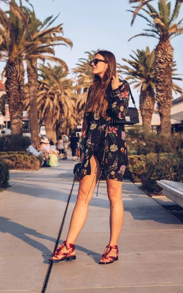 Привлекательная Женщина Позирует Открытом Воздухе Летний День Блогер Моды Цветочном — стоковое фото