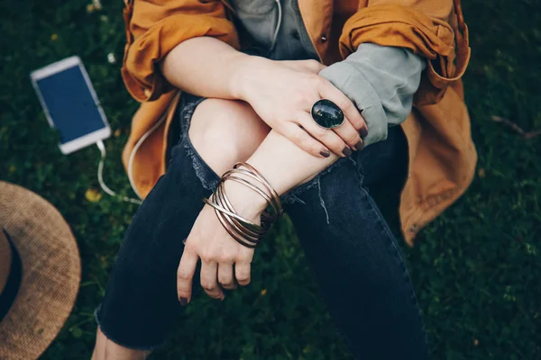 Primer Plano Una Mujer Con Anillo Pulseras Escuchar Música Teléfono — Foto de Stock