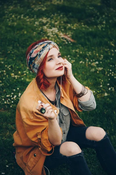 Smuk Pige Sidder Græsset Poserer Med Hovedtelefoner Fashionable Lykkelig Kvinde - Stock-foto