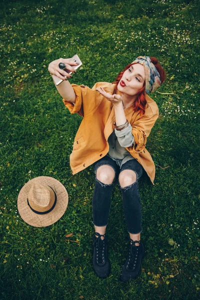 Красивая Молодая Женщина Делает Селфи Открытом Воздухе Блоггер Моды Хиппи — стоковое фото