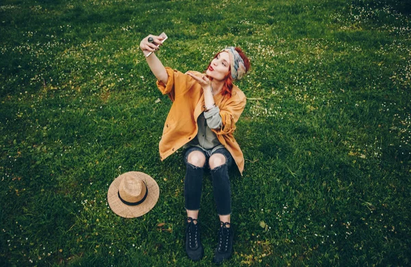Beautiful Young Woman Taking Selfie Picture Outdoors Hippie Fashion Blogger — Stock Photo, Image