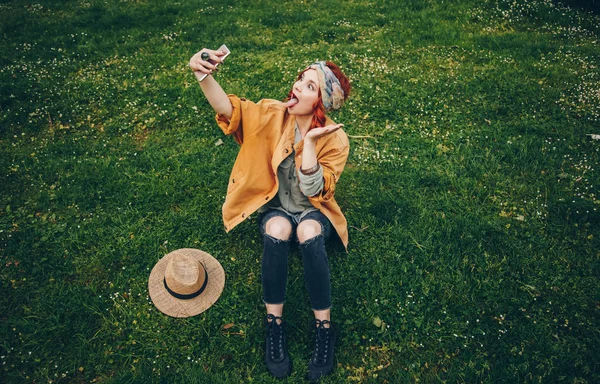 Красивая Молодая Женщина Делает Селфи Открытом Воздухе Блоггер Моды Хиппи — стоковое фото