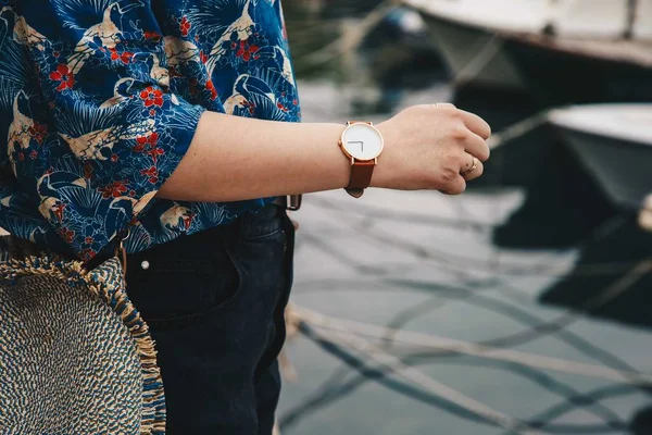 Styl Moda Szczegóły Bliska Moda Blogger Noszenie Koszuli Letniej Zegarek — Zdjęcie stockowe