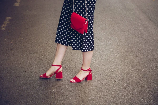 Stylische Frau Gepunkteten Culottes Und Roten Stöckelschuhen Die Eine Rote — Stockfoto