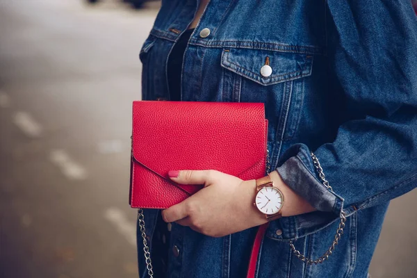 Mujer Con Estilo Chaqueta Mezclilla Sosteniendo Bolso Rojo Usando Reloj — Foto de Stock