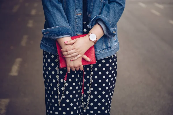 빨간색 들고와 시계를 재킷에 스트리트 스타일 — 스톡 사진