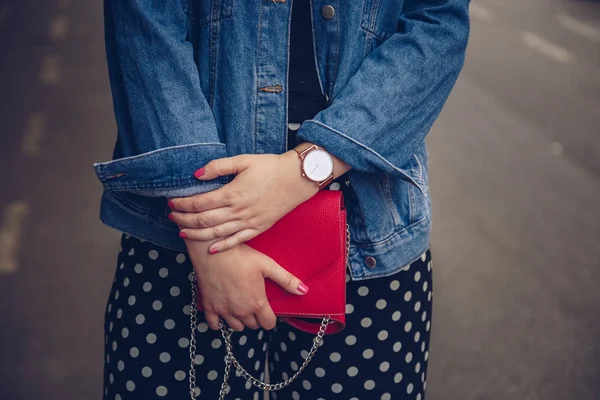 Mulher Elegante Jaqueta Jeans Segurando Uma Bolsa Vermelha Vestindo Relógio — Fotografia de Stock