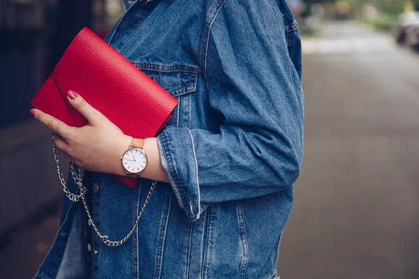 빨간색 들고와 시계를 재킷에 스트리트 스타일 — 스톡 사진