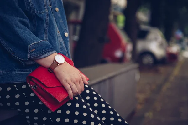 Mujer Con Estilo Chaqueta Mezclilla Sosteniendo Bolso Rojo Usando Reloj —  Fotos de Stock