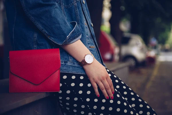 Femme Élégante Veste Denim Tenant Sac Main Rouge Portant Une — Photo