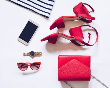 moda blog kavramı beyaz arka plan üzerinde. düz erkek en az sayıda yatıyordu aksesuarlar: Altın Kol saati, ayak bileği kayış, güneş gözlüğü, debriyaj çanta, cep telefonu ile topuk sandaletler orta kırmızı gömlek çizgili