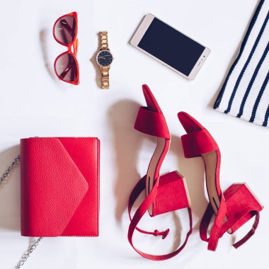 moda blog kavramı beyaz arka plan üzerinde. düz erkek en az sayıda yatıyordu aksesuarlar: Altın Kol saati, ayak bileği kayış, güneş gözlüğü, debriyaj çanta, cep telefonu ile topuk sandaletler orta kırmızı gömlek çizgili