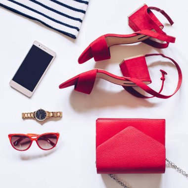 moda blog kavramı beyaz arka plan üzerinde. düz erkek en az sayıda yatıyordu aksesuarlar: Altın Kol saati, ayak bileği kayış, güneş gözlüğü, debriyaj çanta, cep telefonu ile topuk sandaletler orta kırmızı gömlek çizgili