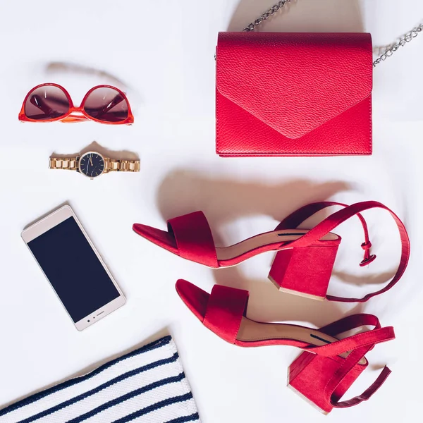 白い背景のファッション ブログ コンセプトです フラット横たわっていた女性の最小セットの付属品 ゴールデン腕時計 ヒール サンダル アンクルス トラップ クラッチ — ストック写真