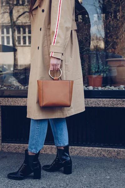 Retrato Estilo Calle Una Atractiva Mujer Con Una Gabardina Beige —  Fotos de Stock