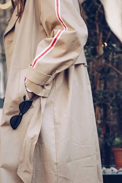 Retrato Estilo Calle Una Atractiva Mujer Con Una Gabardina Beige — Foto de Stock