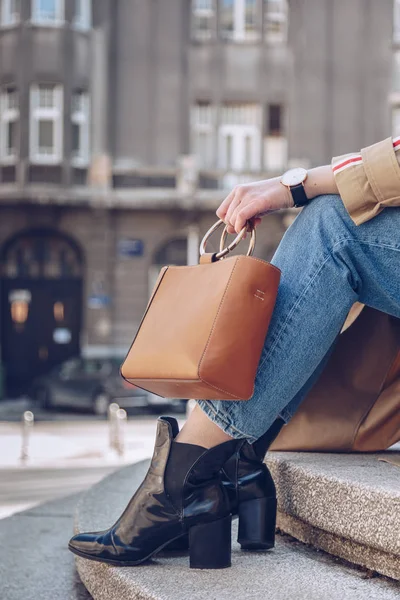 Gatan Stil Porträtt Attraktiv Kvinna Klädd Beige Trenchcoat Denim Jeans — Stockfoto